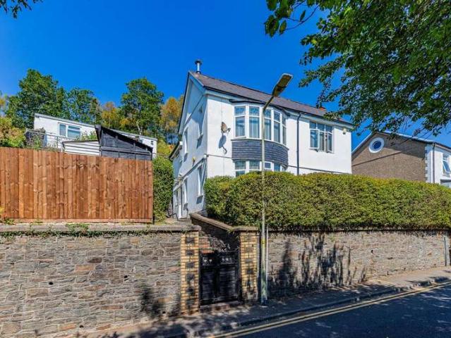 Farm for sale in Treharris