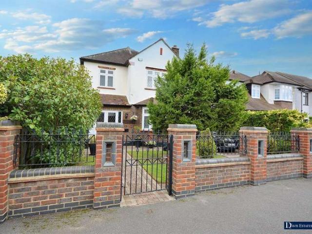 Farm for sale in Ardleigh Green, Greater London