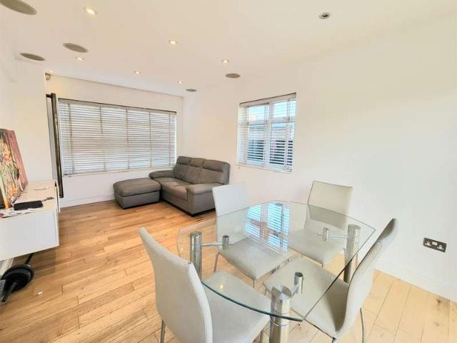 Farm for rent in London Borough of Ealing, Greater London