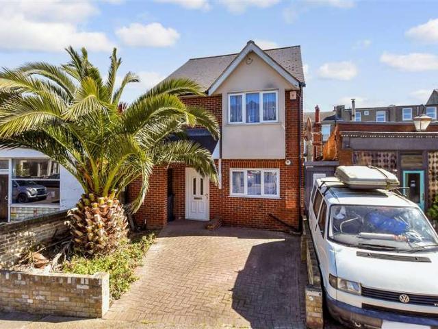 Farm for sale in Cliftonville West, Acol