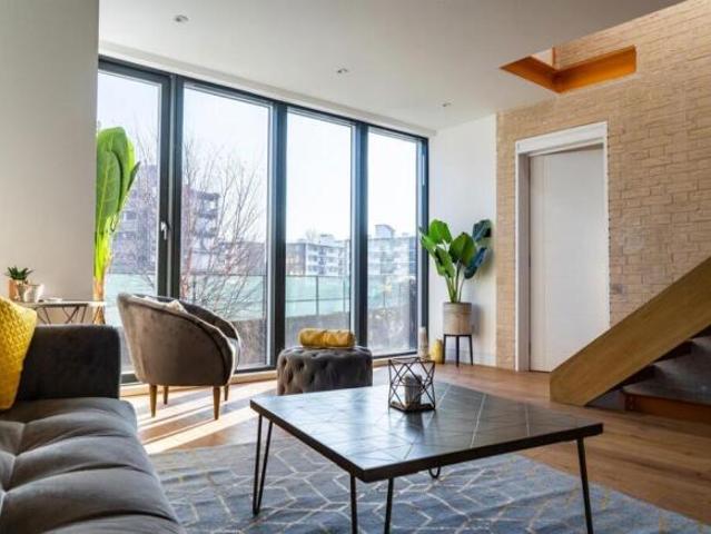 Farm for rent in Vauxhall, Greater London
