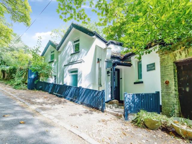 House for sale in Caterham-on-the-Hill, Hillview