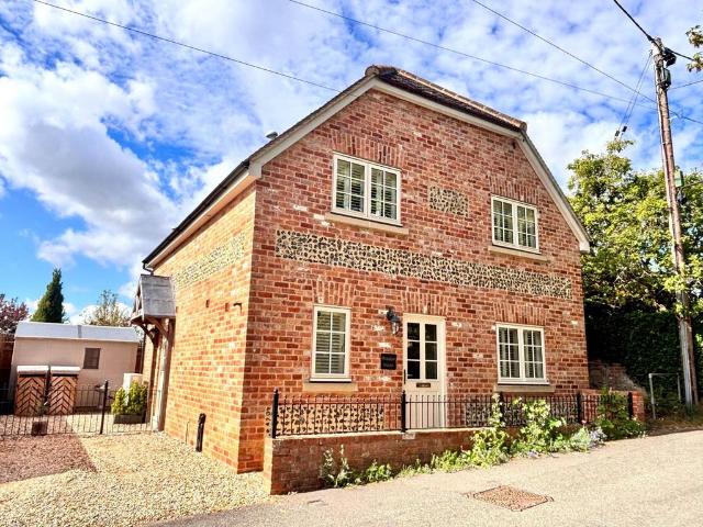 House for sale in Southend, Ogbourne St. George