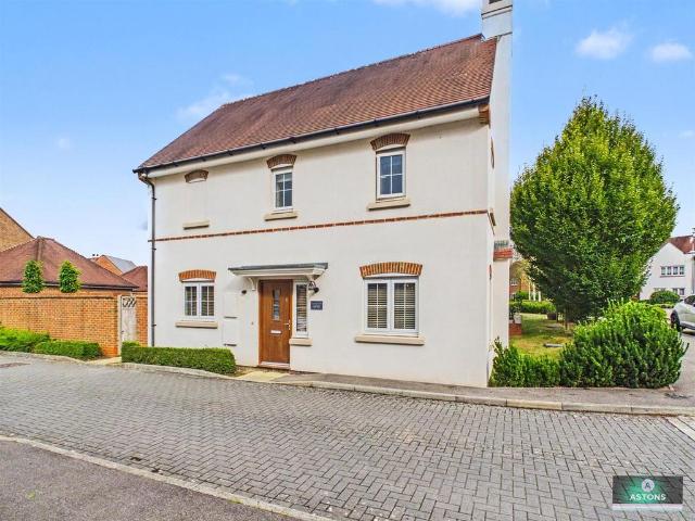 House for sale in Kilnwood Vale, Horsham