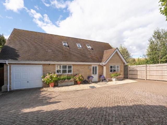 House for sale in Winchcombe, Pamington