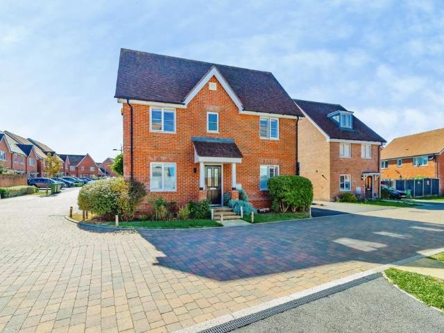 House for sale in Kilnwood Vale, Horsham