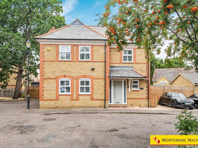 House for sale in Oakwood, Greater London