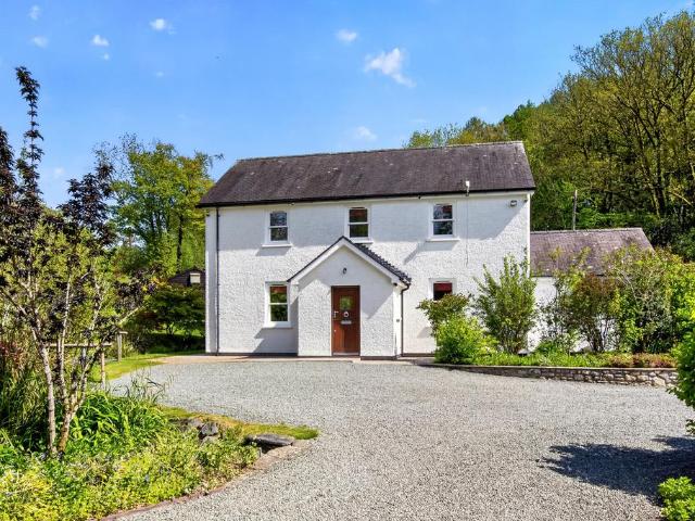 House for sale in Llanfair-ar-y-Bryn, Wales
