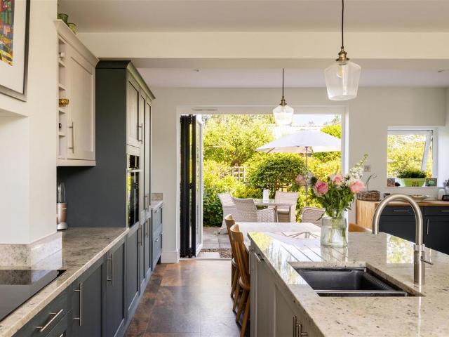 House for sale in Nutfield, Hillview