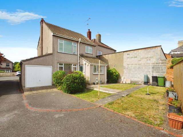 House for sale in Kingswood