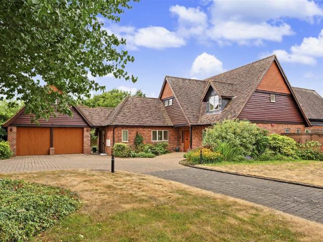 House for sale in Hatching Green, Five Acres