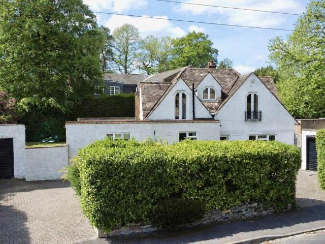 House for sale in Heol-las, Surrey