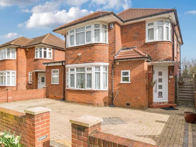 House for sale in Little Stanmore, Greater London
