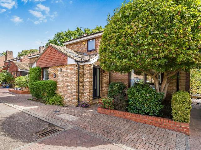 House for sale in Counters End, Pouchen End