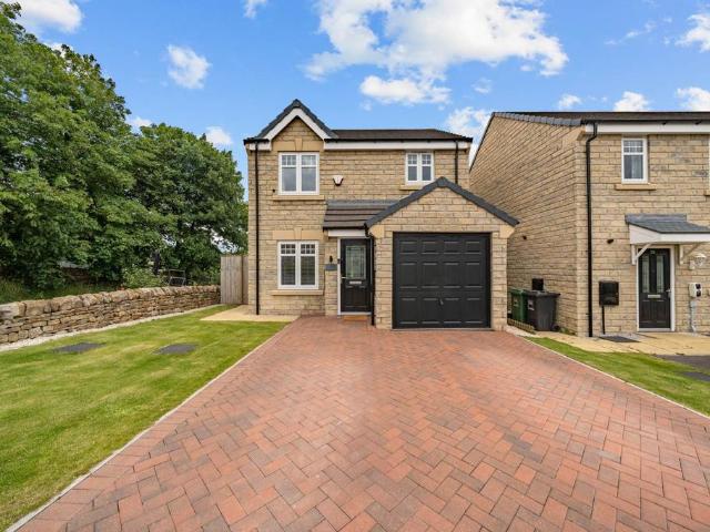 House for sale in Lindley, West Yorkshire