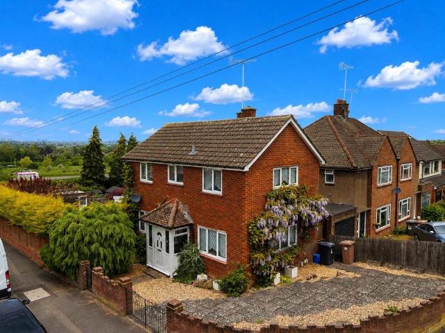 House for sale in Spring Park, Luton