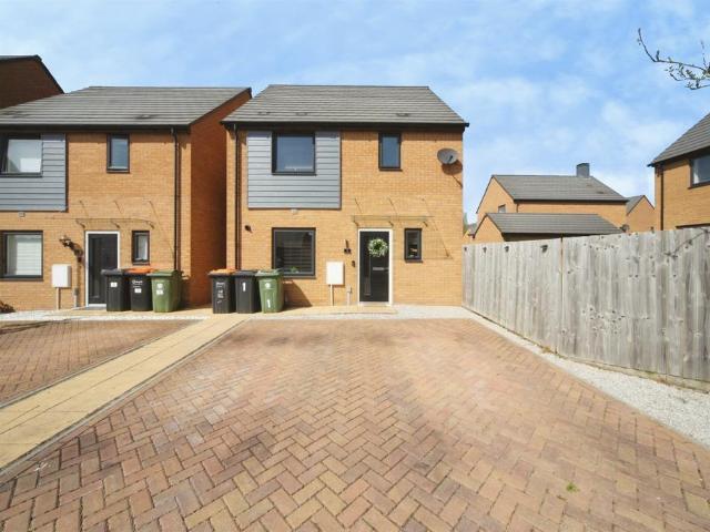 House for sale in Houghton Regis, Bedfordshire