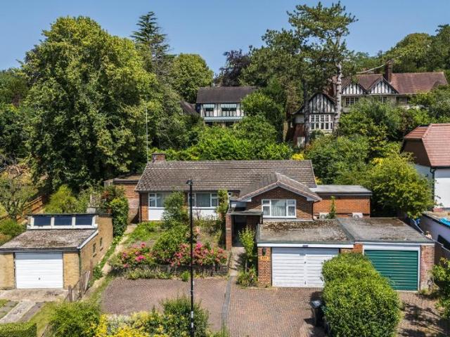 House for sale in London Borough of Croydon, Sanderstead