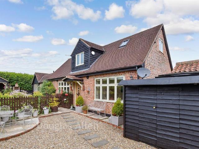House for sale in Coopersale Street, Epping
