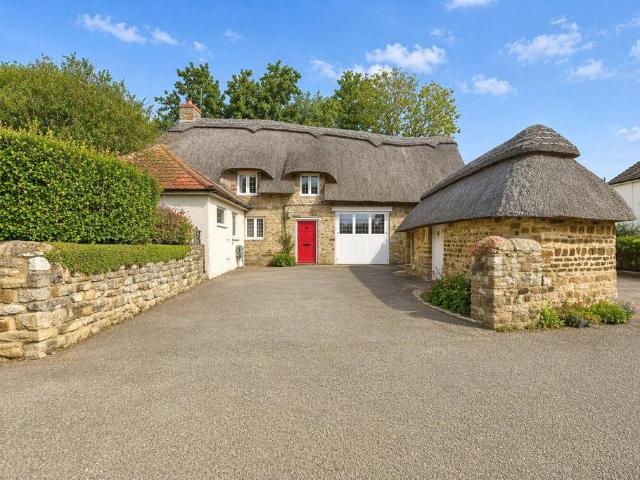 House for sale in Isham