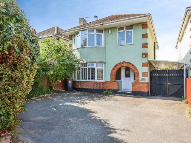House for sale in Holdenhurst, Bournemouth