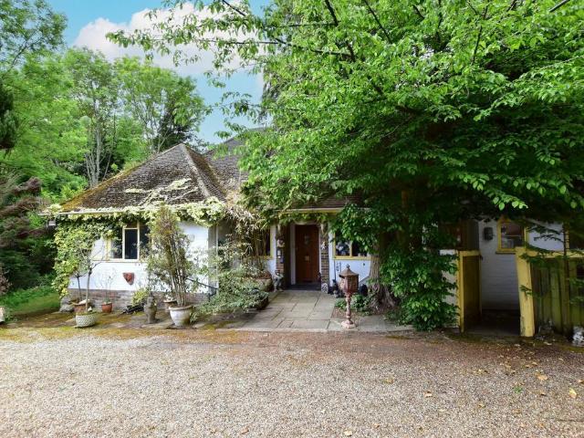 House for sale in Little Stanmore, Greater London