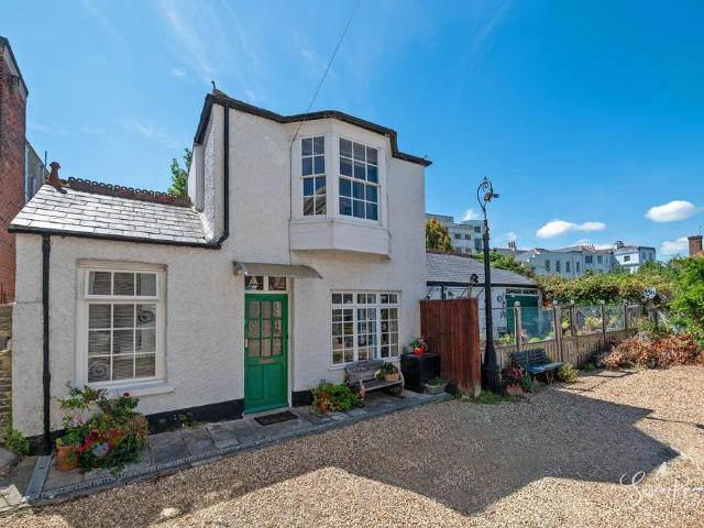 House for sale in Oakfield, Ryde