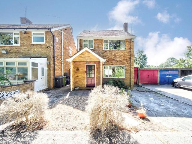 House for sale in Spring Park, Luton