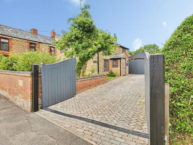 House for sale in Hackleton