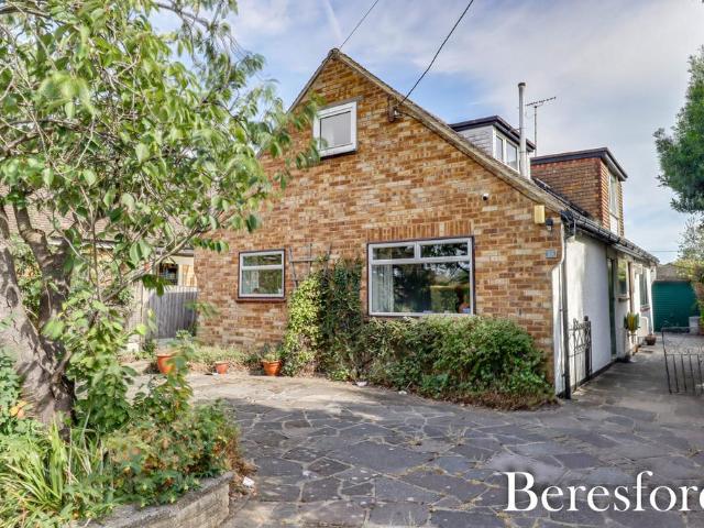 House for sale in Pilgrims' Hatch, Navestock Side