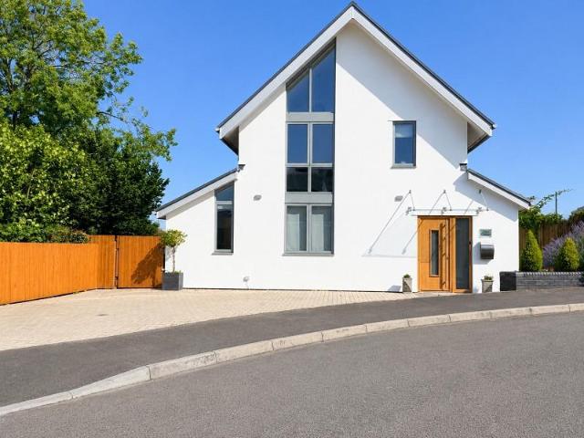House for sale in Llanharry