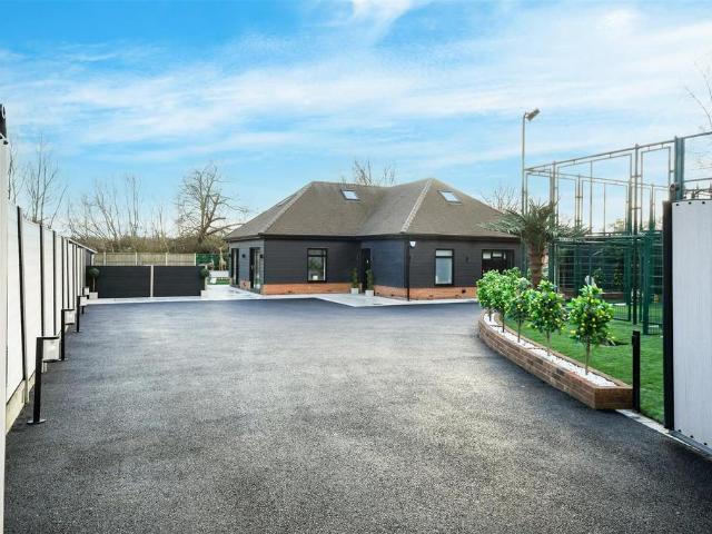 House for sale in Clapgate, Navestock Side