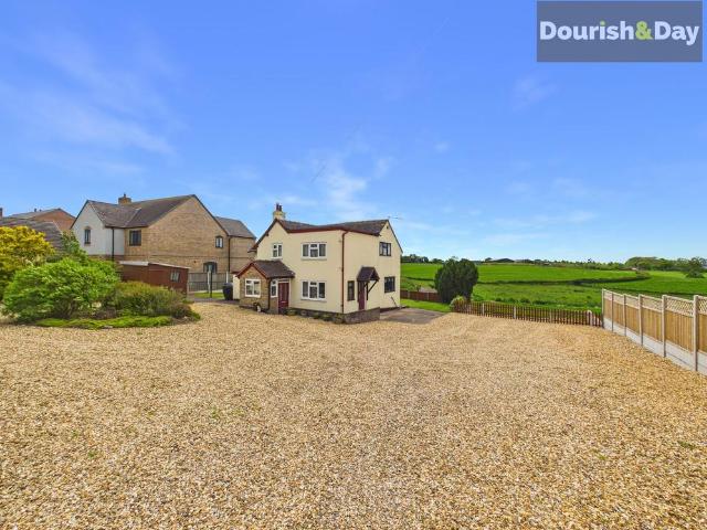 House for sale in Woodseaves, Baswich