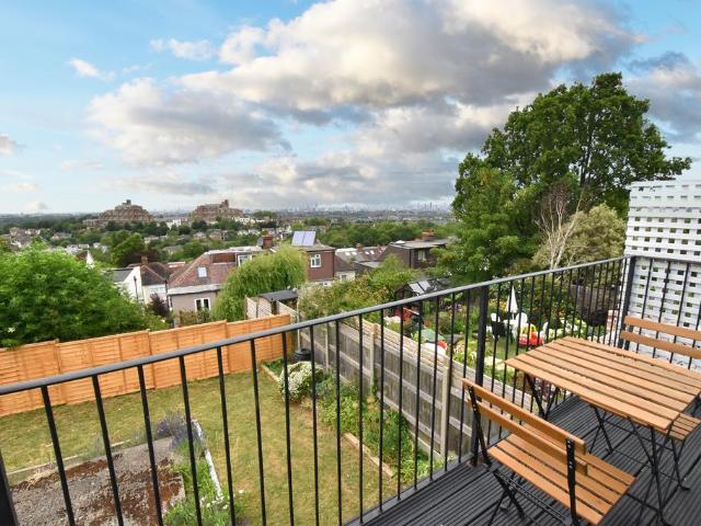 House for sale in London Borough of Lewisham, Forest Hill