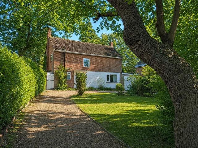 House for sale in Old Dean, Heol-las