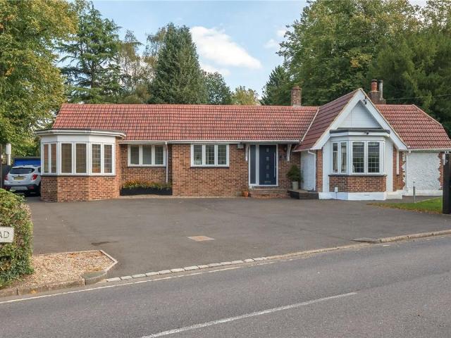 House for sale in Caterham on the Hill, Hillview