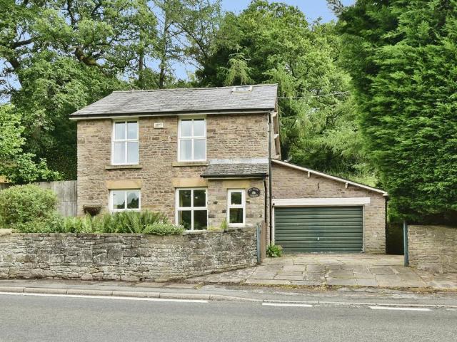 House for sale in Charlesworth, East Midlands