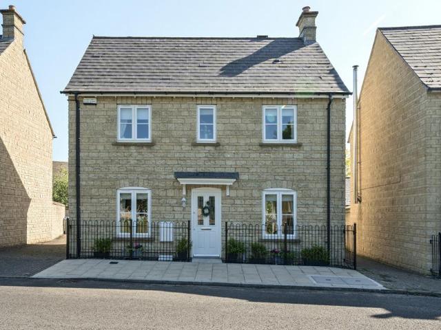 House for sale in Madley Park, Black Bourton