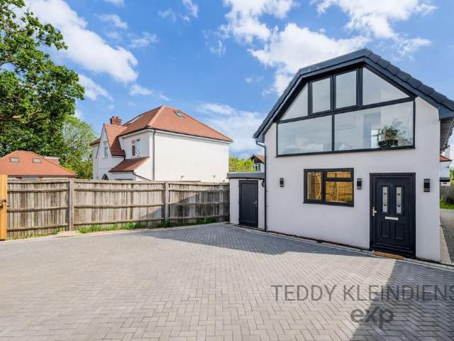 House for sale in Stoneleigh, Ewell