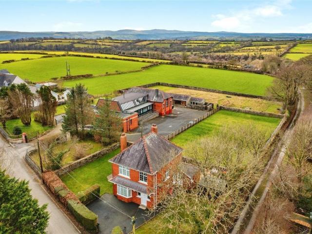 House for sale in Penrhiw-Pâl, Wales