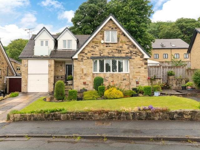 House for sale in Armitage Bridge, West Yorkshire
