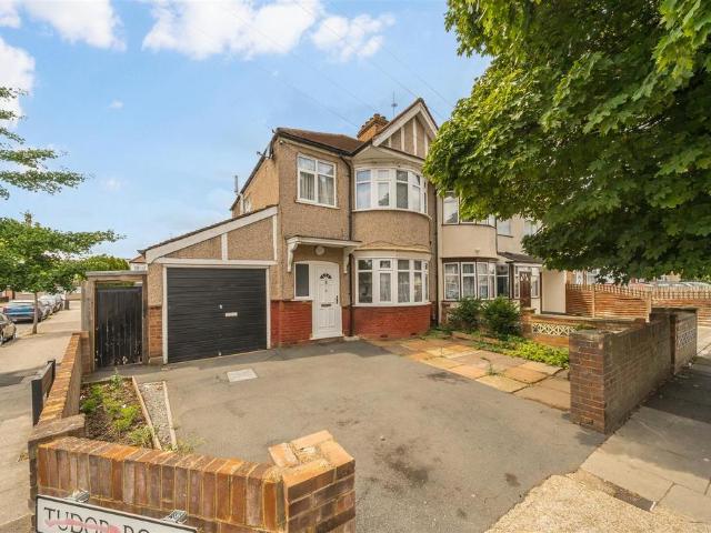 House for sale in Harrow Weald, Greater London