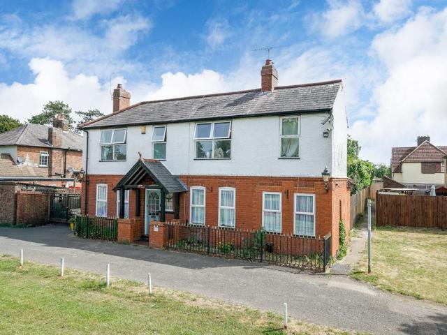 House for sale in Caddington, Bedfordshire