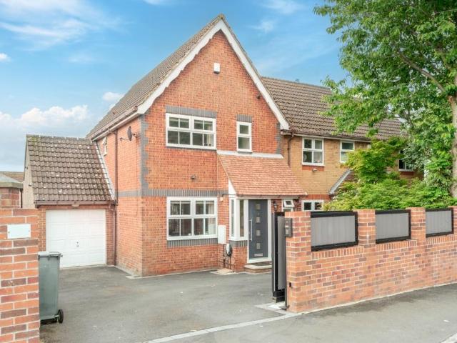 House for sale in Tingley, Leeds