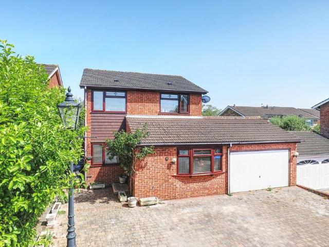 House for sale in Kings Hill, Colliers End