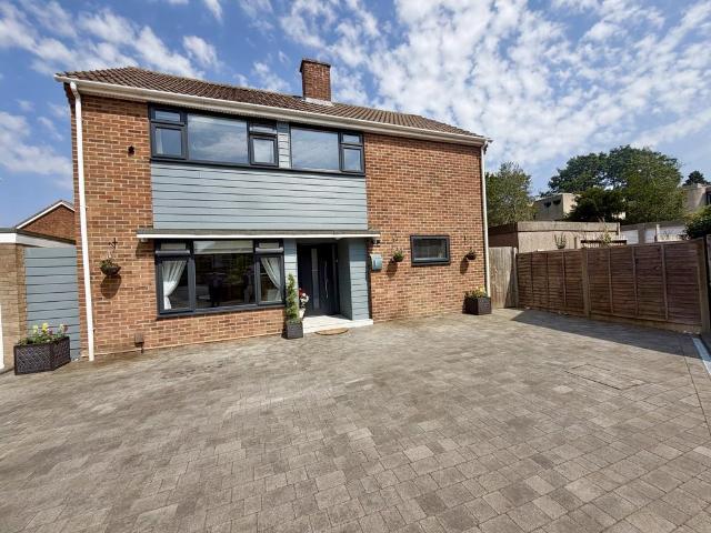 House for sale in Heol-las, Surrey