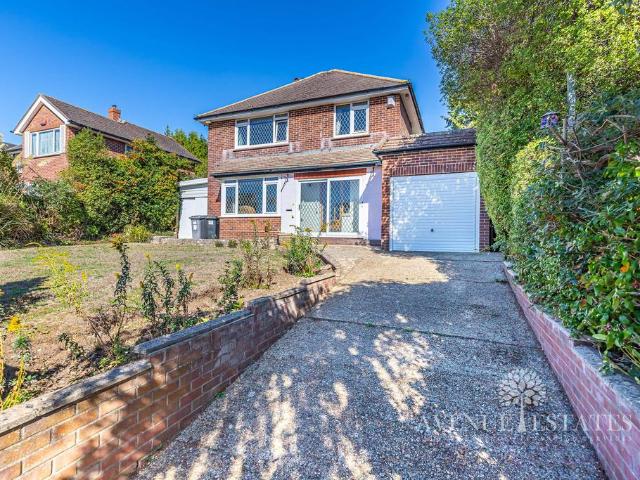 House for sale in Holdenhurst, Bournemouth