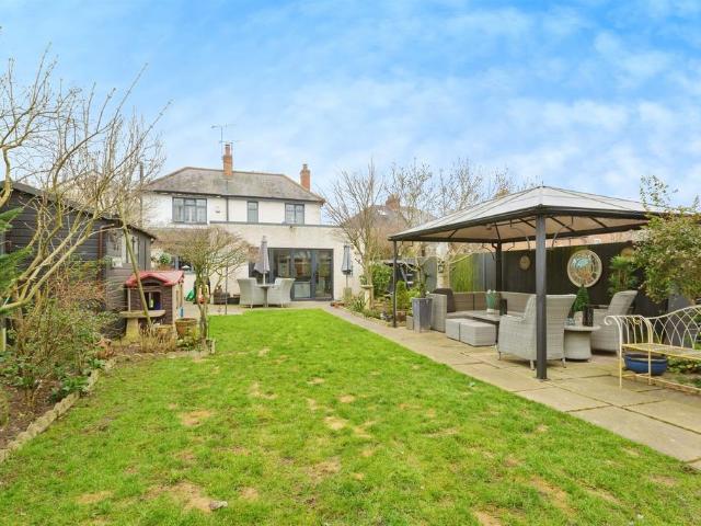 House for sale in Whetstone, Pinfold