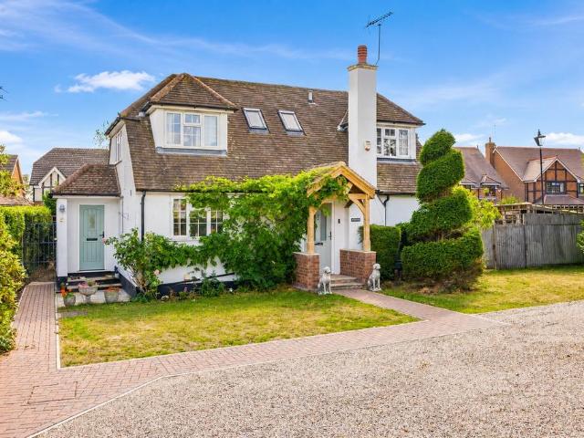 House for sale in How Wood, Five Acres