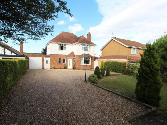 House for sale in Whetstone, Pinfold